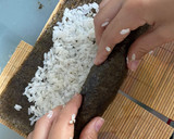 Foto del paso 7 de la receta: Sushi casero- Maki de aguacate, salmón y langostino con queso crema