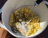 A picture of step 3 of Crispy Potato Balls.