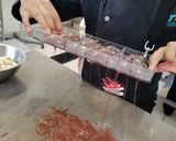 Foto del paso 9 de la receta: Bombones de chocolate con relleno de chapulín