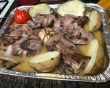 Foto del paso 9 de la receta: Paletilla de cordero al horno con cabeza de ajos y patata al horno