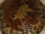 Aletas de raya con papas en salsa de cebolla a la cerveza negra