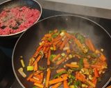 Une image de l'étape 2 de Nouilles chinoises sautées aux légumes et viande hachée.