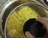 صورة لخطوة 2 من وصفة -اندومي بخلطة البيض المسلوق اللذيذة 🍜😋!