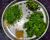A picture of step 1 of Lila lehsan na bhajiya / Kumbhaniya bhajiya.
