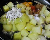 A picture of step 2 of Kaancha Peper Dalna Raw Papaya Curry.