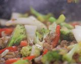 A picture of step 4 of Stir-Fry Beef with Broccoli in Oyster Sauce.