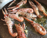 Foto del paso 3 de la receta: Cigalas al horno en barbacoa de gas con tapa