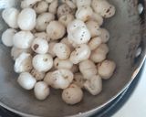 A picture of step 1 of Mixd dryfruit makhana namkeen.