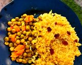 A picture of step 4 of Turmeric rice with raisins.