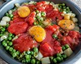 Foto del paso 4 de la receta: HUEVOS A La Flamenca sin Chorizo ni Jamón Serrano...!🍳❤️💛💚