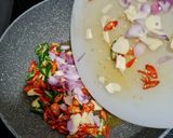 Foto langkah ke 3 dari resep Tumis Cumi Item.