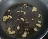 Foto del paso 2 de la receta: Espaguetis negros con champiñones y gambones