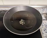 Foto del paso 1 de la receta Arroz negro de calamares en su tinta (conserva)