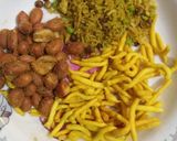 A picture of step 1 of Murmura chivda.