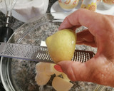 Foto del passaggio 1 della ricetta Crostata con marmellata di fichi, fichi freschi, e noci al profumo di limone