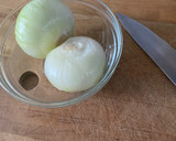 Foto del paso 1 de la receta: Hojaldre con cebolla caramelizada, queso de cabra y virutas de jamón