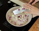 Foto langkah ke 2 dari resep Telur Buncis Oseng Bawang Devina Hermawan.