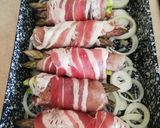 Göngyölt csirkemell spárgával, sajttal hagymaágyon recept fázis 3 fotója