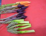 Foto del paso 4 de la receta: Lubina con mantequilla de especias, jardín de verduritas y licuado de espinacas y perejil