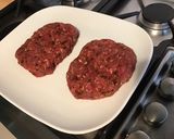 Une image de l'étape 6 de Hamburgers aux tomates séchées,ail mariné et épices italiennes.