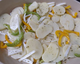 Foto del paso 2 de la receta: Patatas, pimientos y cebolletas horneadas