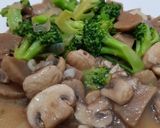 Foto langkah ke 3 dari resep Tumis jamur kancing brokoli saus tiram.