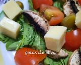 Foto del paso 6 de la receta: Ensalada: rúcula, hongos, cherry, pepinillos y queso