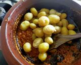 A picture of step 4 of Dum Aloo.