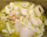 Foto del paso 2 de la receta: Guiso de patatas con sepia y gambas