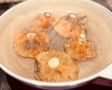 Foto del paso 3 de la receta: Níscalos a la plancha con salsa Mery (Rebollóns)🍄 🍀 🍄 🍀