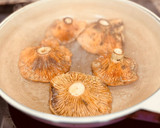 Foto del paso 3 de la receta: Níscalos a la plancha con salsa Mery (Rebollóns)🍄 🍀 🍄 🍀