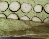 Foto del paso 3 de la receta: Berenjenas rebozadas y filetes al ajillo