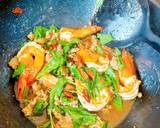 รูปขั้นตอนการทำที่ 3 ของ กระเพรากุ้ง ไข่ดาว