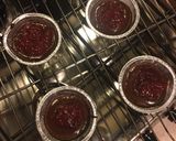 Foto del passaggio 4 della ricetta Tortini al cioccolato extra fondente con cuore di marmellata