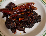 Foto del paso 3 de la receta: Carne de cerdo a los tres chiles