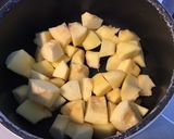 Une image de l'étape 2 de Compote de coings et pêches jaunes.