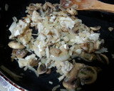Foto del paso 6 de la receta: Tortilla de huevos, bacalao y champiñones