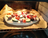 Foto del paso 4 de la receta: Coca de verduras y salchichas de pollo