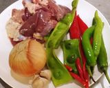 รูปขั้นตอนการทำที่ 1 ของ ตับไก่ผัดพริกสด