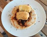 Foto del paso 6 de la receta Caponata siciliana con bacalao empanado sobre pan Naan