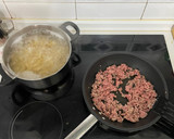 Foto del paso 1 de la receta: Macarrones con tomate y carne picada