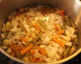 Foto del paso 4 de la receta: Fusillis tricolor y enslada + mayonesa de ajo y tomatitos