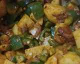आलू शिमला मिर्च (Aloo Shimla Mirch recipe in hindi) रेसिपी चरण 3 फोटो