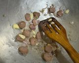 Foto langkah ke 2 dari resep Tumis sayur telur dan sosis.
