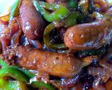 Foto del paso 5 de la receta: Salchichas frescas de ternera con cebolla caramelizada y cereza