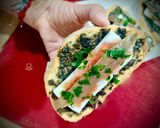 Foto del paso 3 de la receta: Tosta trufada con queso fresco, anchoa y mermelada de pétalos de rosa