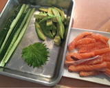 Foto del passaggio 2 della ricetta Maki sushi con salmone e avocado