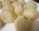 A picture of step 4 of Stuffed sooji balls.
