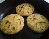 Foto del paso 3 de la receta: Arepas de plátano verde🍘🥑🥕