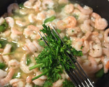 Foto del paso 3 de la receta: Arroz vestido en Camarones, Teñido en Curry y Salpicado en Cerveza